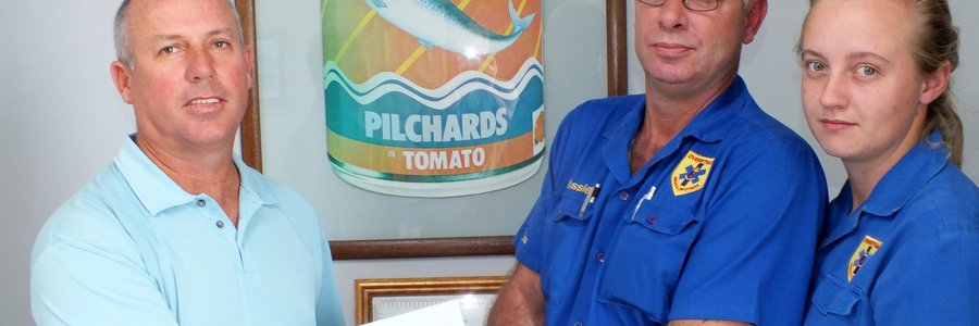 Links oorhandig André Coetzee ‘n tjek vir die herstel van die ambulans aan Cassie Carstens en Chantell Buys  van Overstrand Medical Response